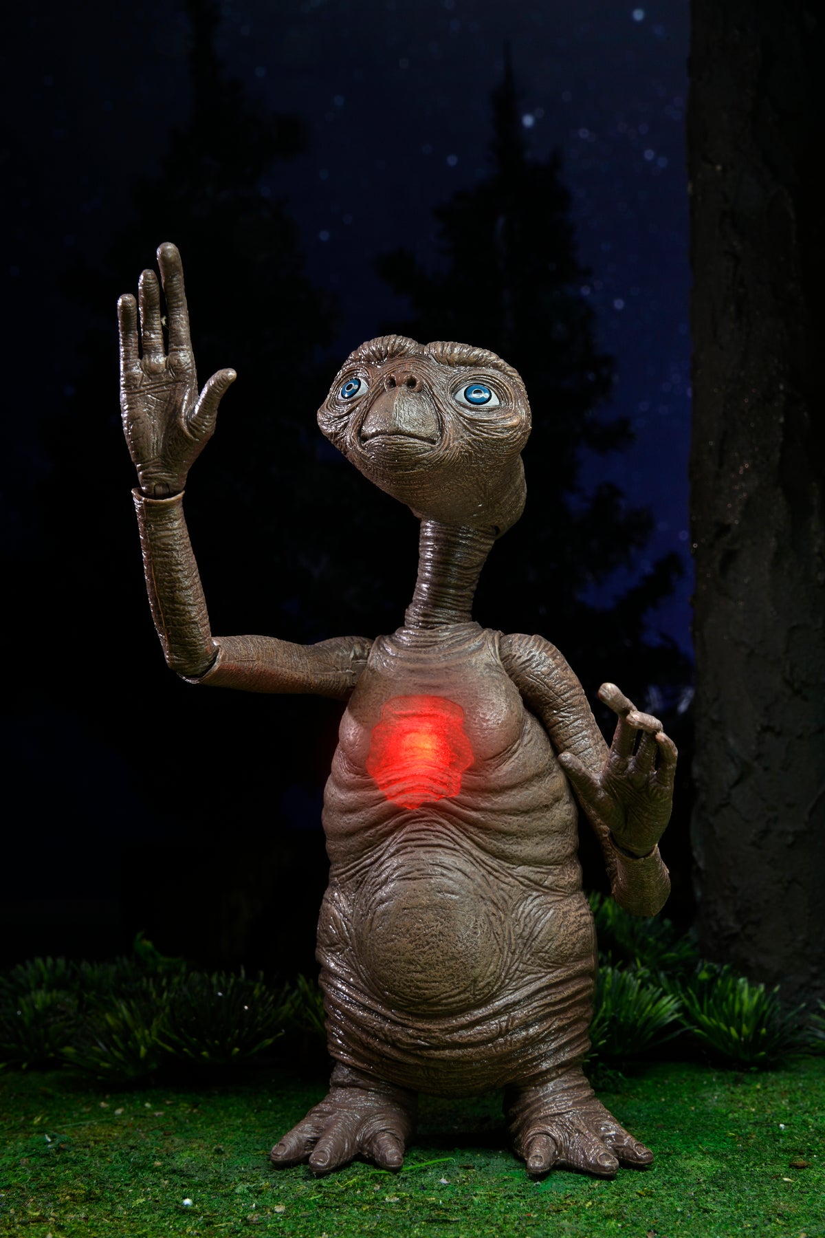 NECA E.T. 40th Anniversary Deluxe E.T. with LED Chest Ultimate Action Figure (7 inch Scale)