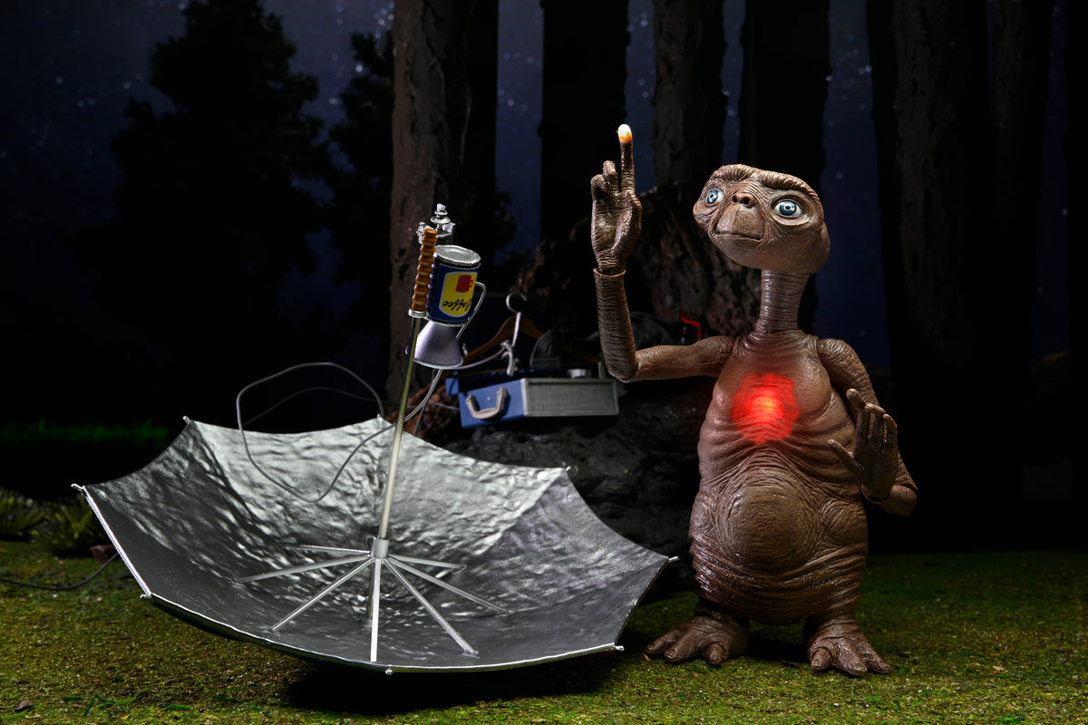 NECA E.T. 40th Anniversary Deluxe E.T. with LED Chest Ultimate Action Figure (7 inch Scale)