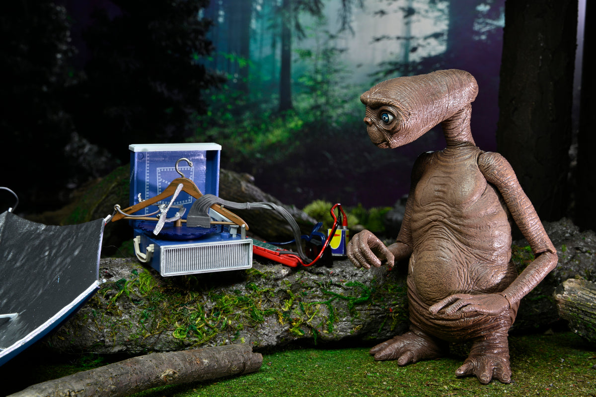 NECA E.T. 40th Anniversary Deluxe E.T. with LED Chest Ultimate Action Figure (7 inch Scale)