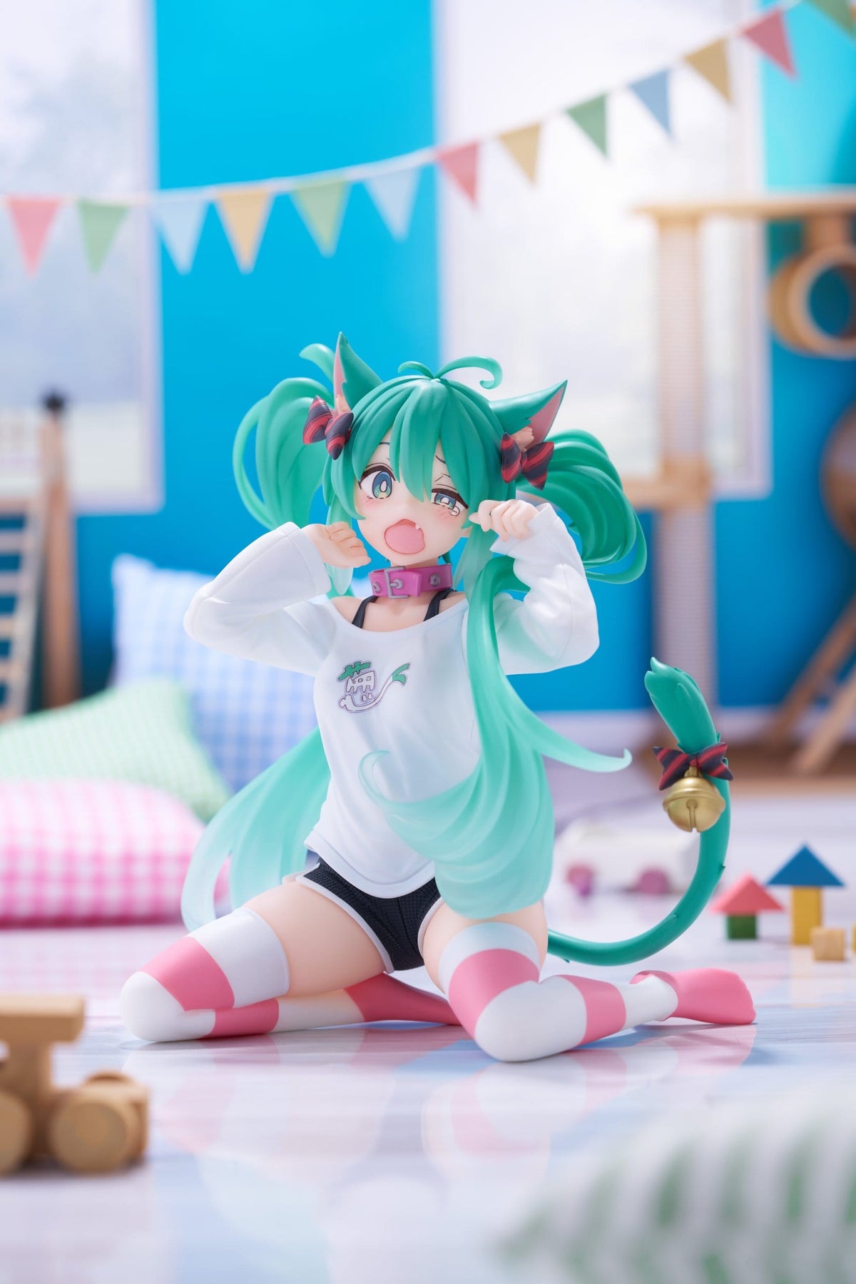 Taito Desktop Cute Hatsune Miku Cat Ear T-Shirt Ver. PVC Figure (13 cm) - View 8