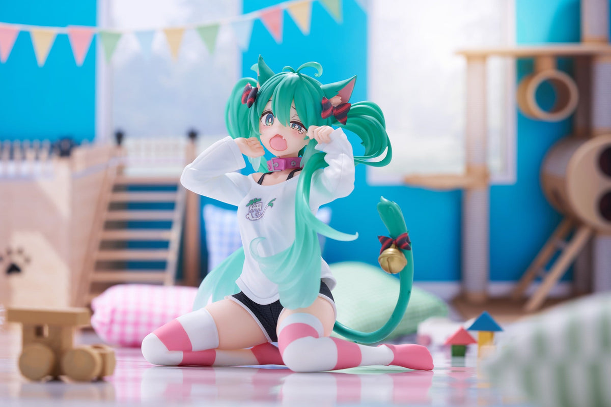 Taito Desktop Cute Hatsune Miku Cat Ear T-Shirt Ver. PVC Figure (13 cm) - View 9
