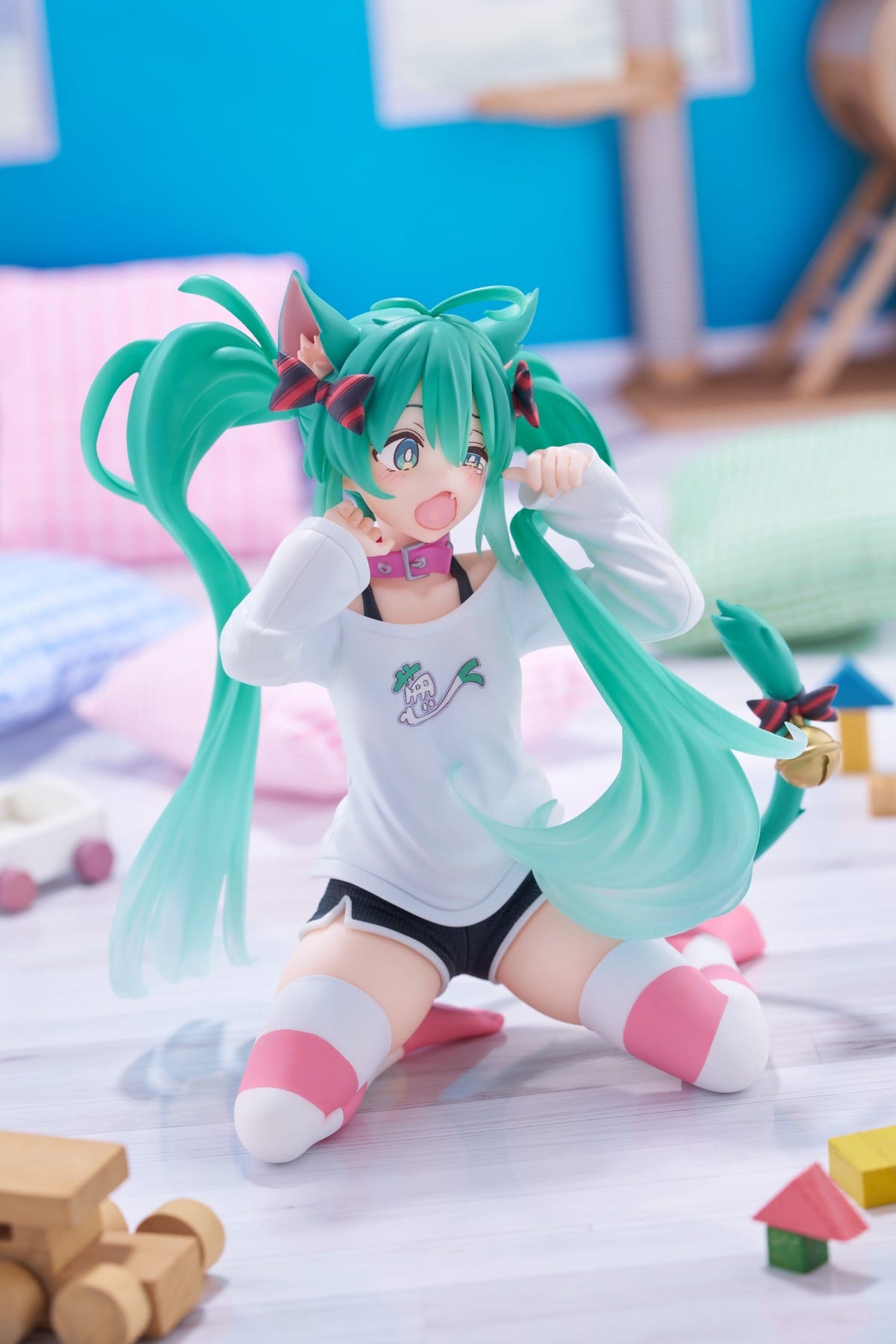 Taito Desktop Cute Hatsune Miku Cat Ear T-Shirt Ver. PVC Figure (13 cm) - View 10