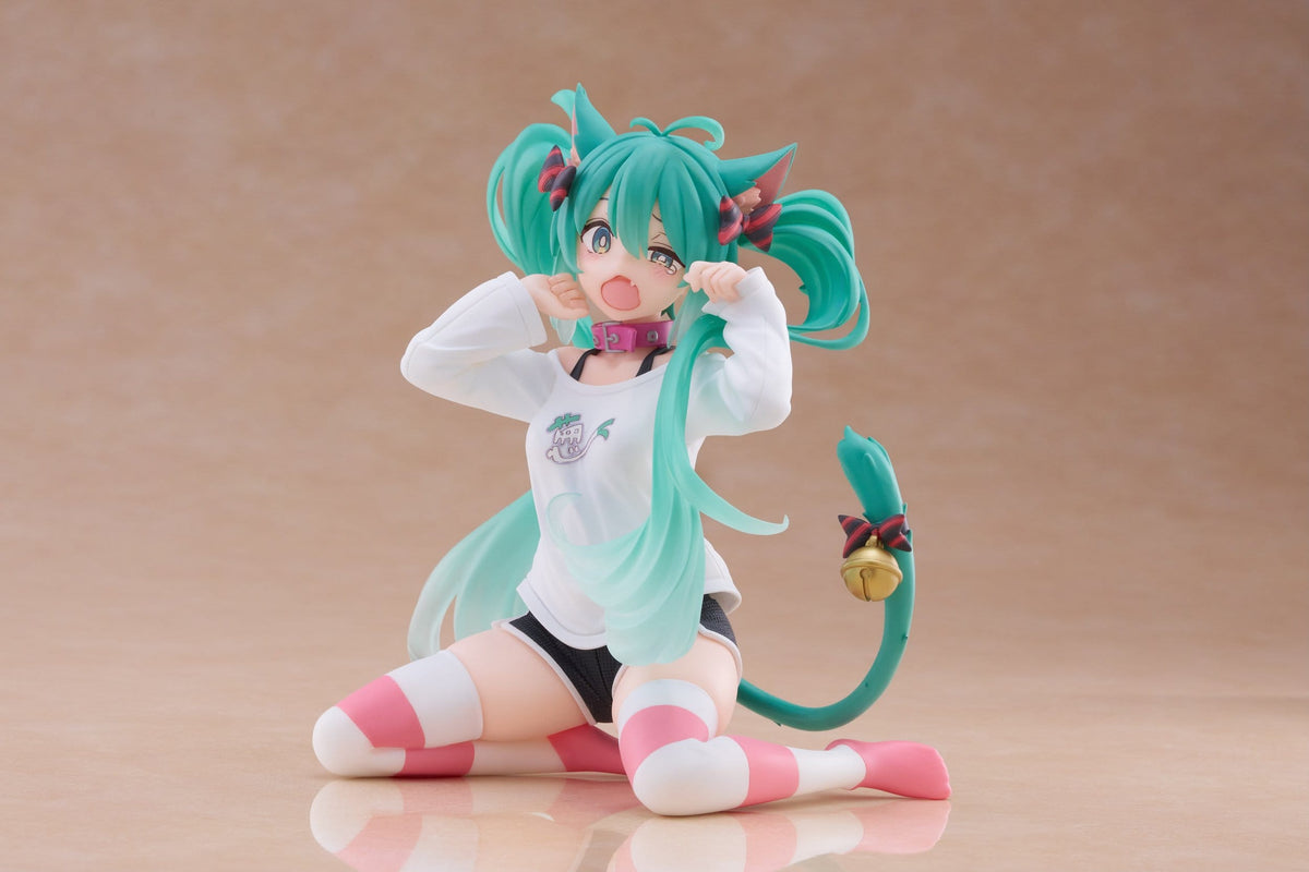 Taito Desktop Cute Hatsune Miku Cat Ear T-Shirt Ver. PVC Figure (13 cm) - View 11