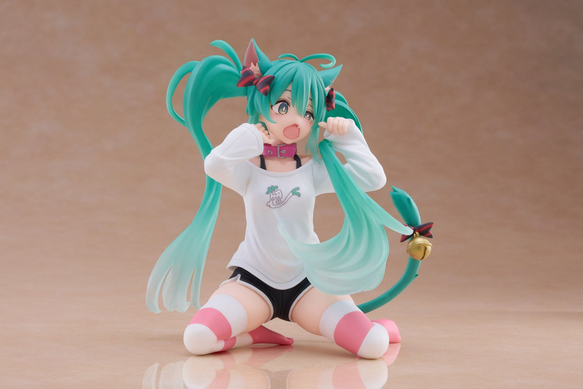 Taito Desktop Cute Hatsune Miku Cat Ear T-Shirt Ver. PVC Figure (13 cm) - View 4