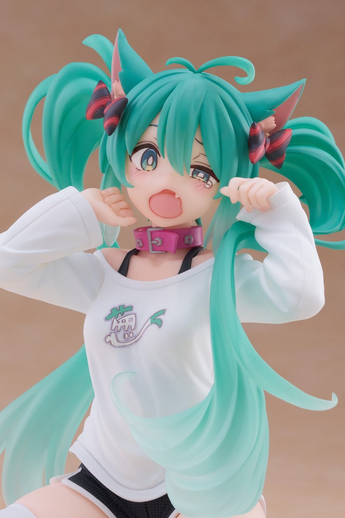 Taito Desktop Cute Hatsune Miku Cat Ear T-Shirt Ver. PVC Figure (13 cm) - View 2