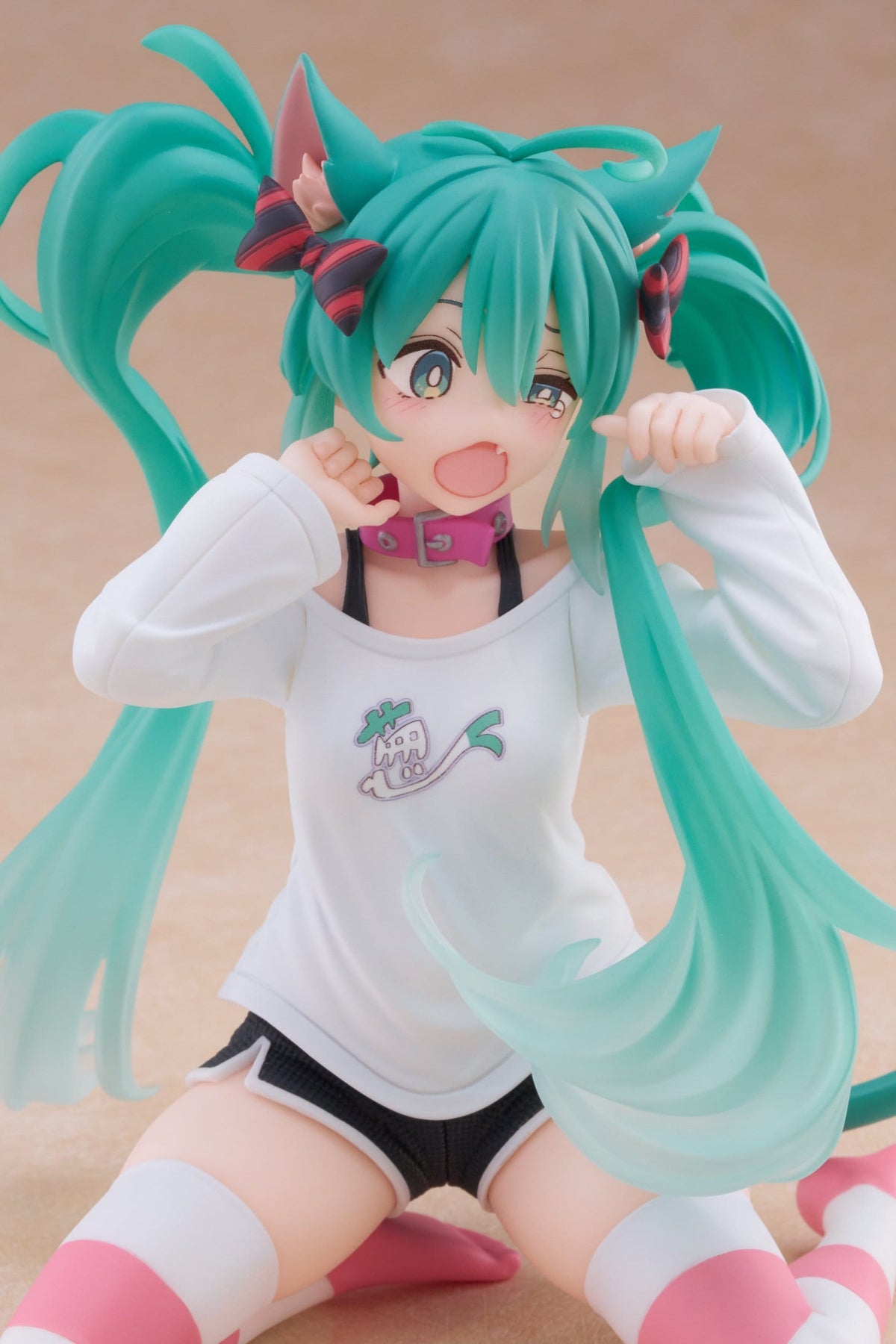 Taito Desktop Cute Hatsune Miku Cat Ear T-Shirt Ver. PVC Figure (13 cm) - View 6