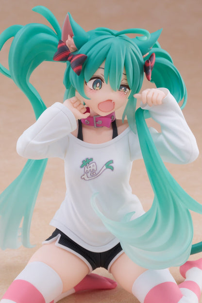 Taito Desktop Cute Hatsune Miku Cat Ear T-Shirt Ver. PVC Figure (13 cm) - View 6