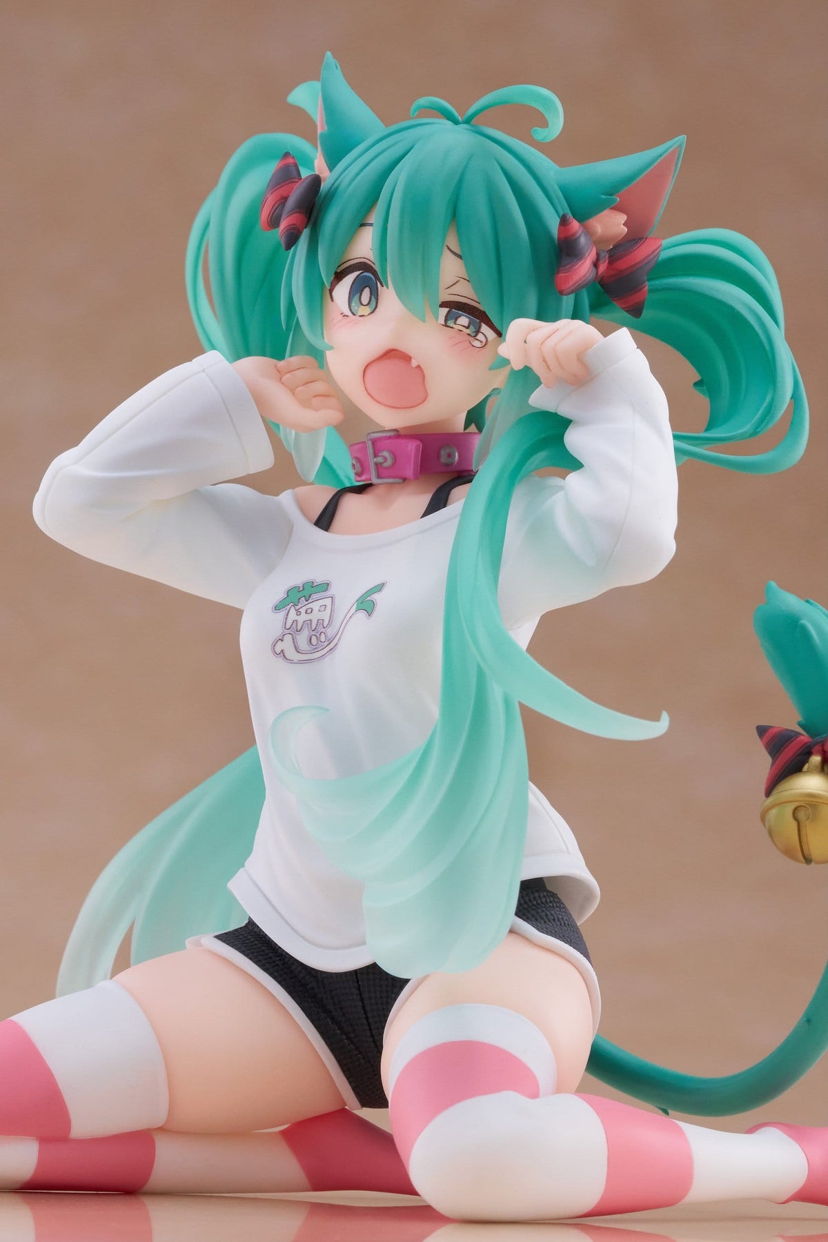 Taito Desktop Cute Hatsune Miku Cat Ear T-Shirt Ver. PVC Figure (13 cm) - View 3