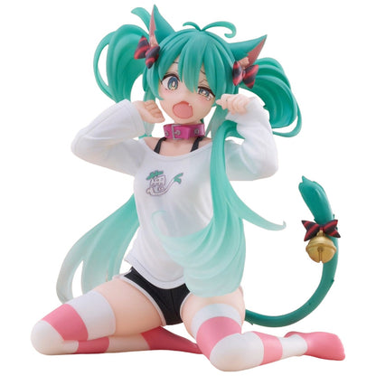 Taito Desktop Cute Hatsune Miku Cat Ear T-Shirt Ver. PVC Figure (13 cm) - View 1